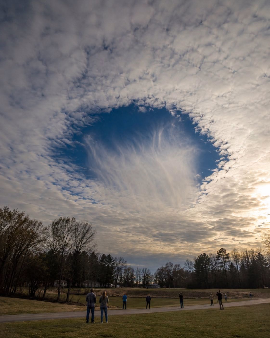 A giant hole opened in the sky over Georgia. ☁️⭕️ It looks as though something punched straight through the clouds—but this strange formation is completely natural. Known as a fallstreak hole, it forms when supercooled water droplets inside a cloud suddenly freeze into ice crystals and fall away. The result is one of the strangest shapes the atmosphere can create. The sky didn’t break. It froze. Have you ever seen this?