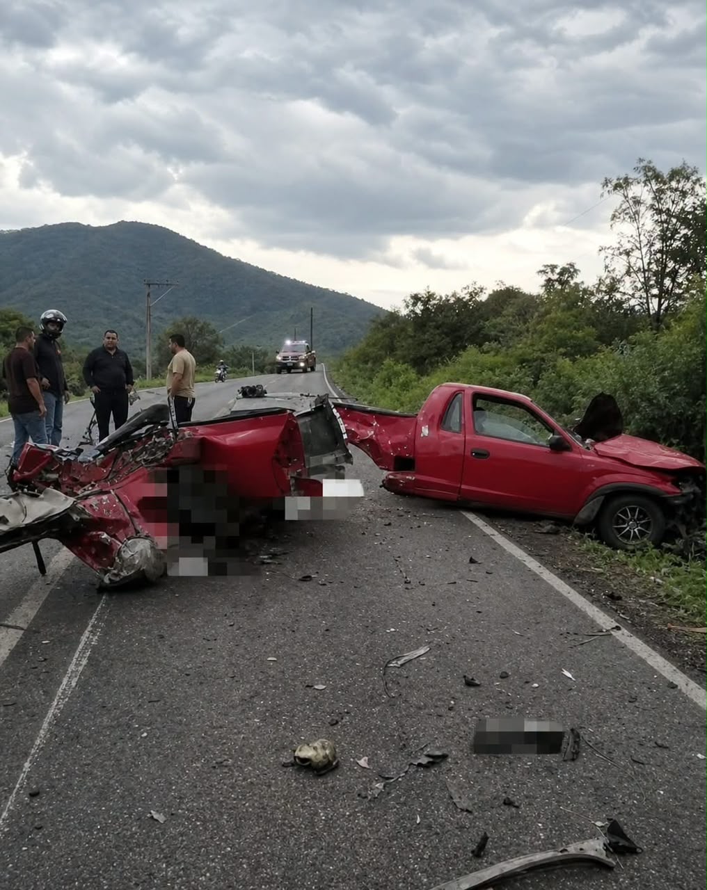 A serious crash happened just minutes ago on the Sa… road